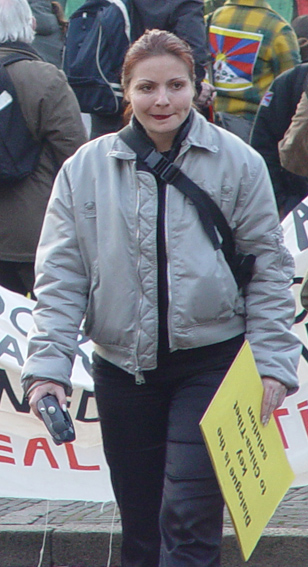 Kapic doet in december 2004 mee aan een linkse Tibetdemonstratie in Den Haag