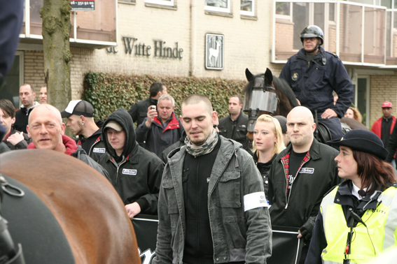 Links met ordedienstband Tomas Boutens op een NVU demonstratie, 2011. Rechtsachter hem met kaal hoofd Rory de Koning