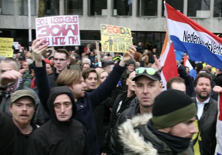 PVV demonstranten zoeken confrontatie met DENK. Links met capuchon Andy Hendrickx, met bontkraag Owen Koenekoop