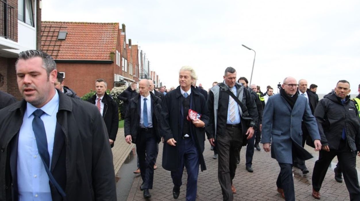 Peter van Haasen (met bril naast Wilders) aan het flyeren in Volendam, maart 2019