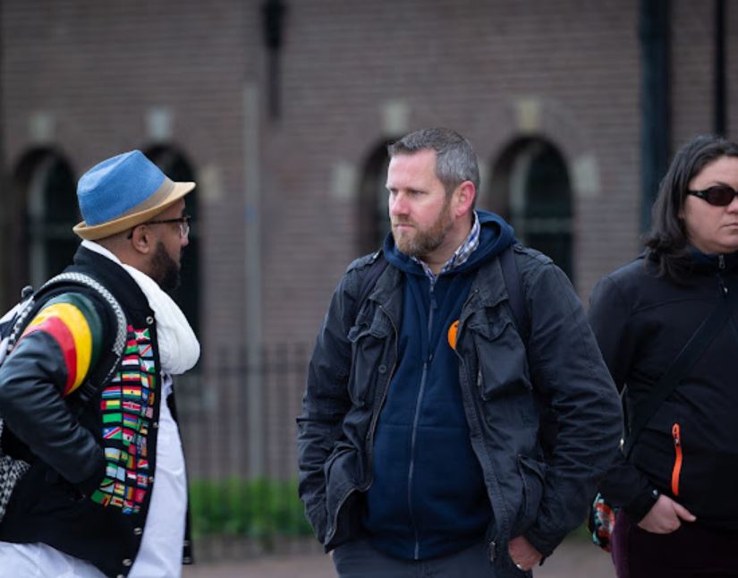 Florens van der Kooi (midden) op Voorpost-manifestatie tegen "genocide op blanke boeren in Zuid-Afrika", Amsterdam april 2019