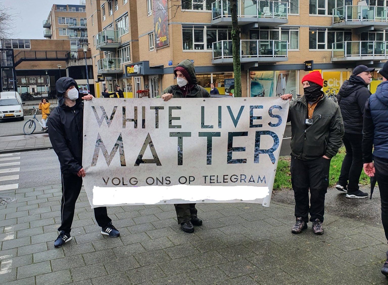 White Lives Matter aanwezig op corona demonstratie Rotterdam, februari 2022 (rechts Daniel Smirnov)