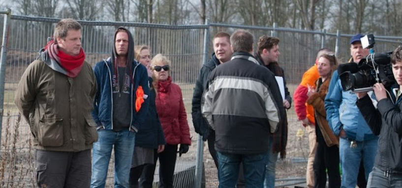 Evert Mouw (Links met bruine jas) aanwezig op Rechts in Verzet demonstratie 2020